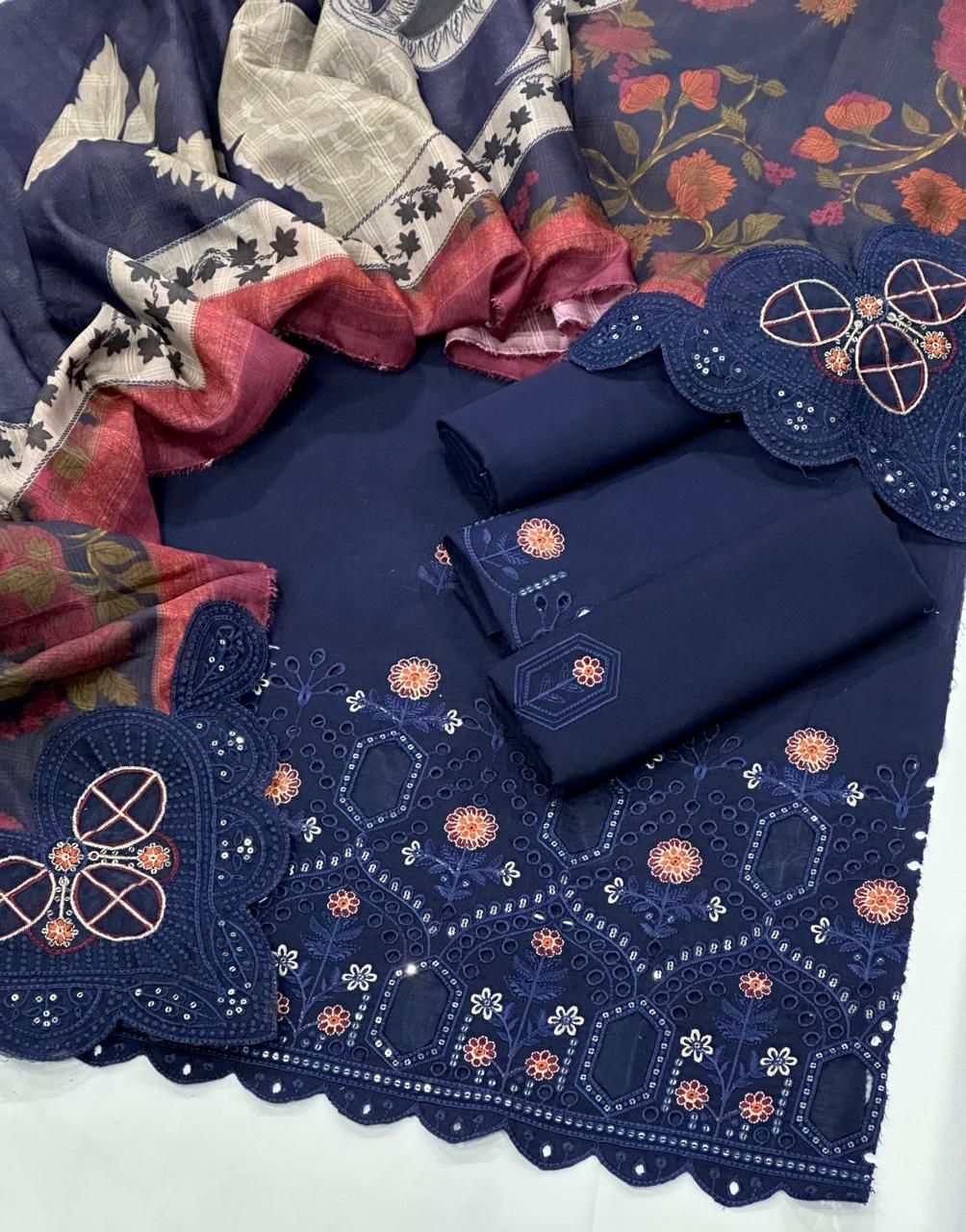lawn 3pc Chicken kari Daman with sleeves& Fancy Motive Duppata