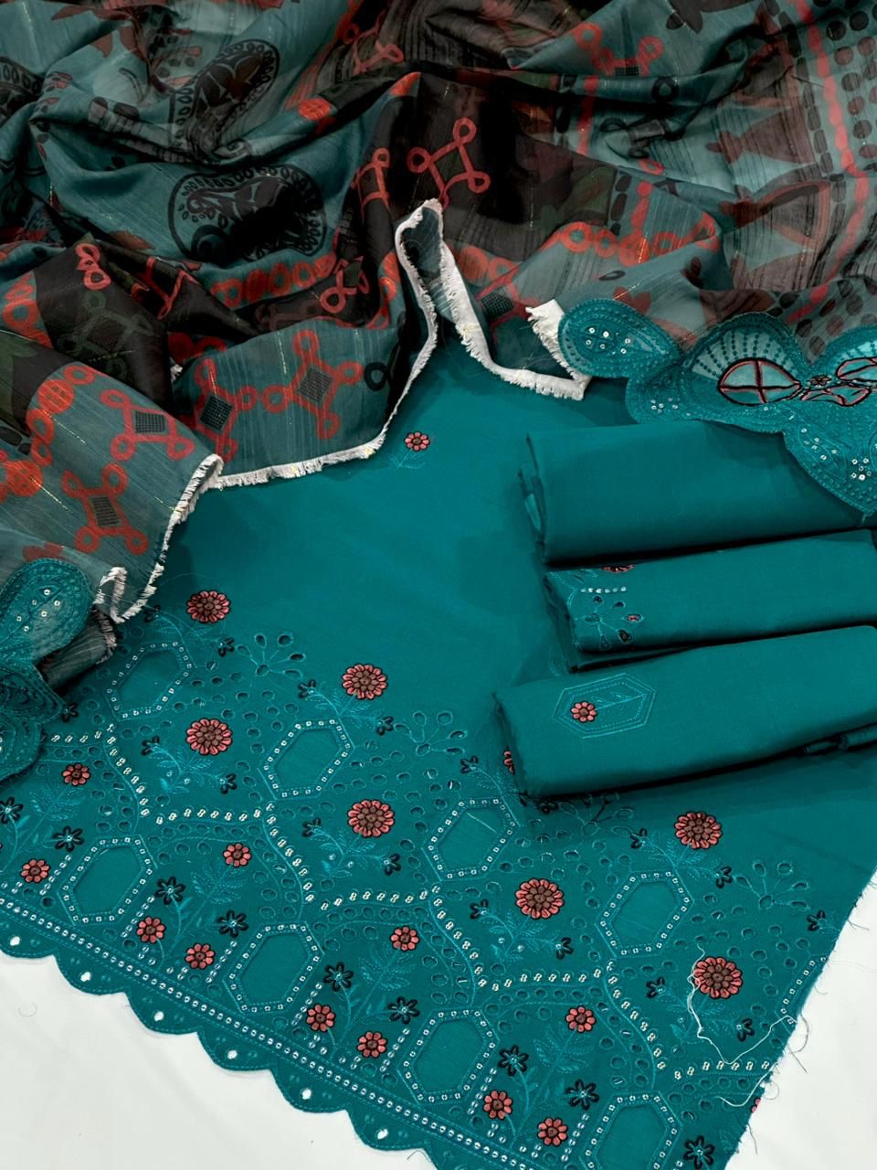 Chicken kari Daman with sleeves& Fancy Motive Duppata