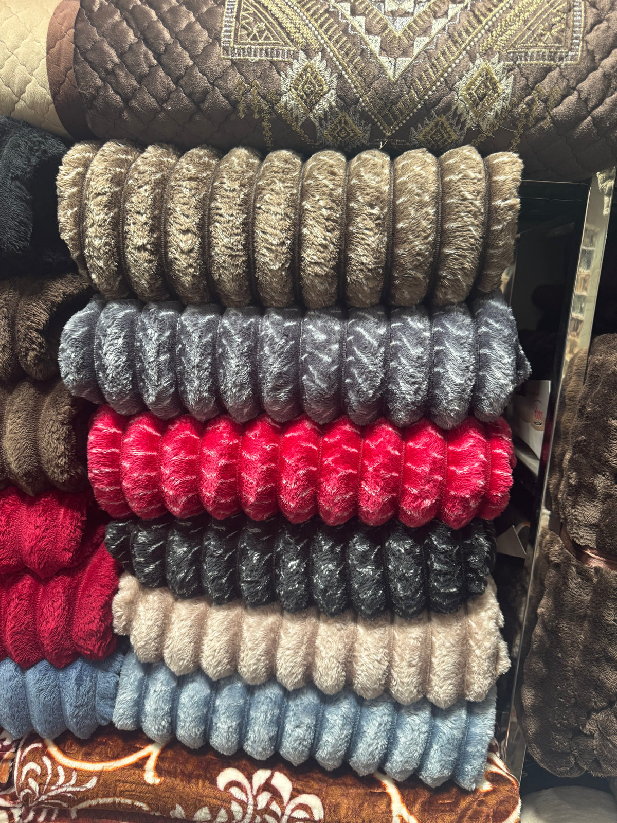  Close-up of the ultra-soft premium fleece fabric used in the Soft Shine AC blanket.