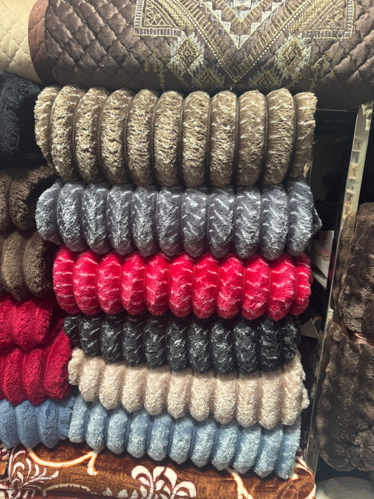  Close-up of the ultra-soft premium fleece fabric used in the Soft Shine AC blanket.