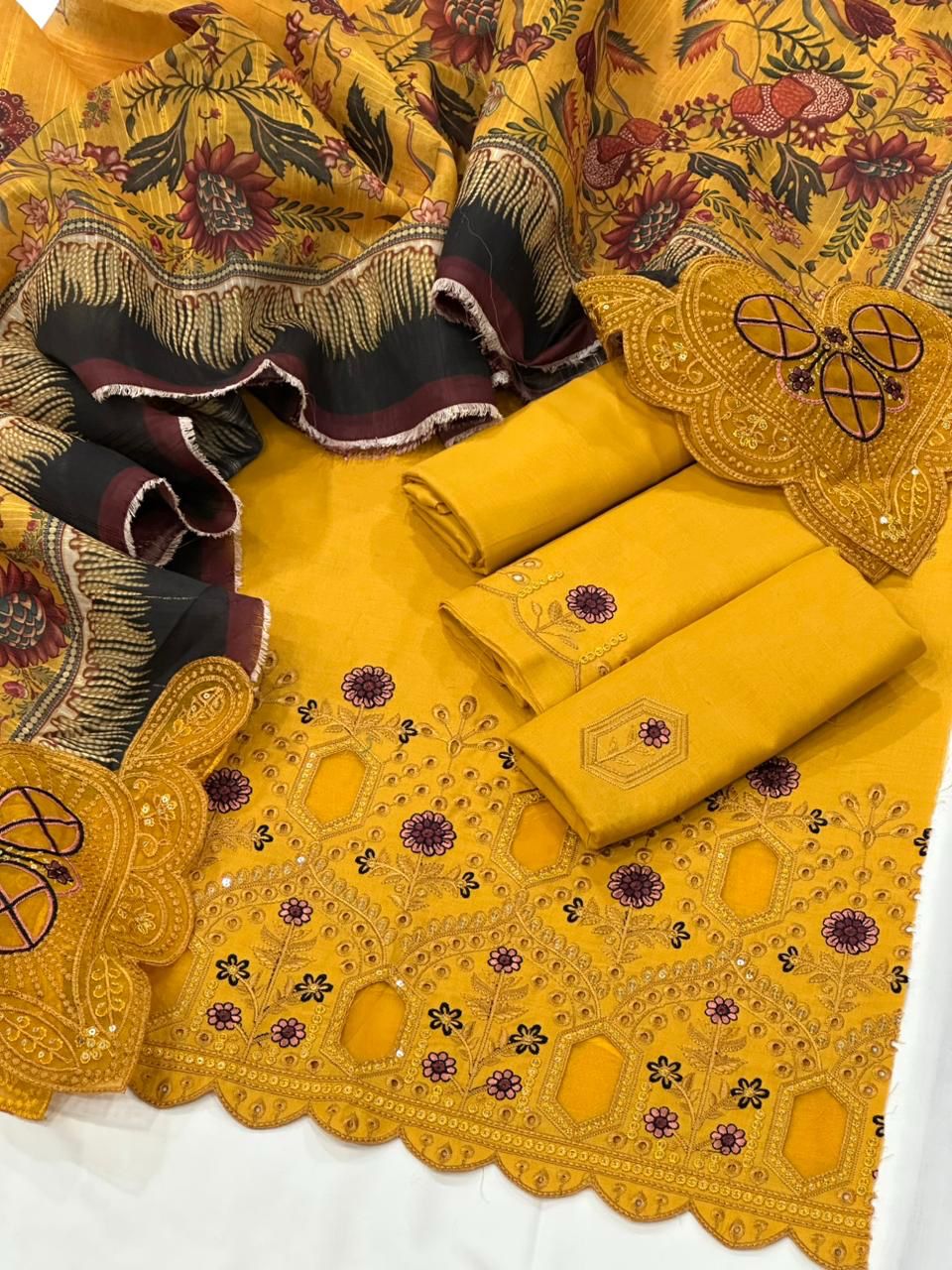 Chicken kari Daman with sleeves& Fancy Motive Duppata