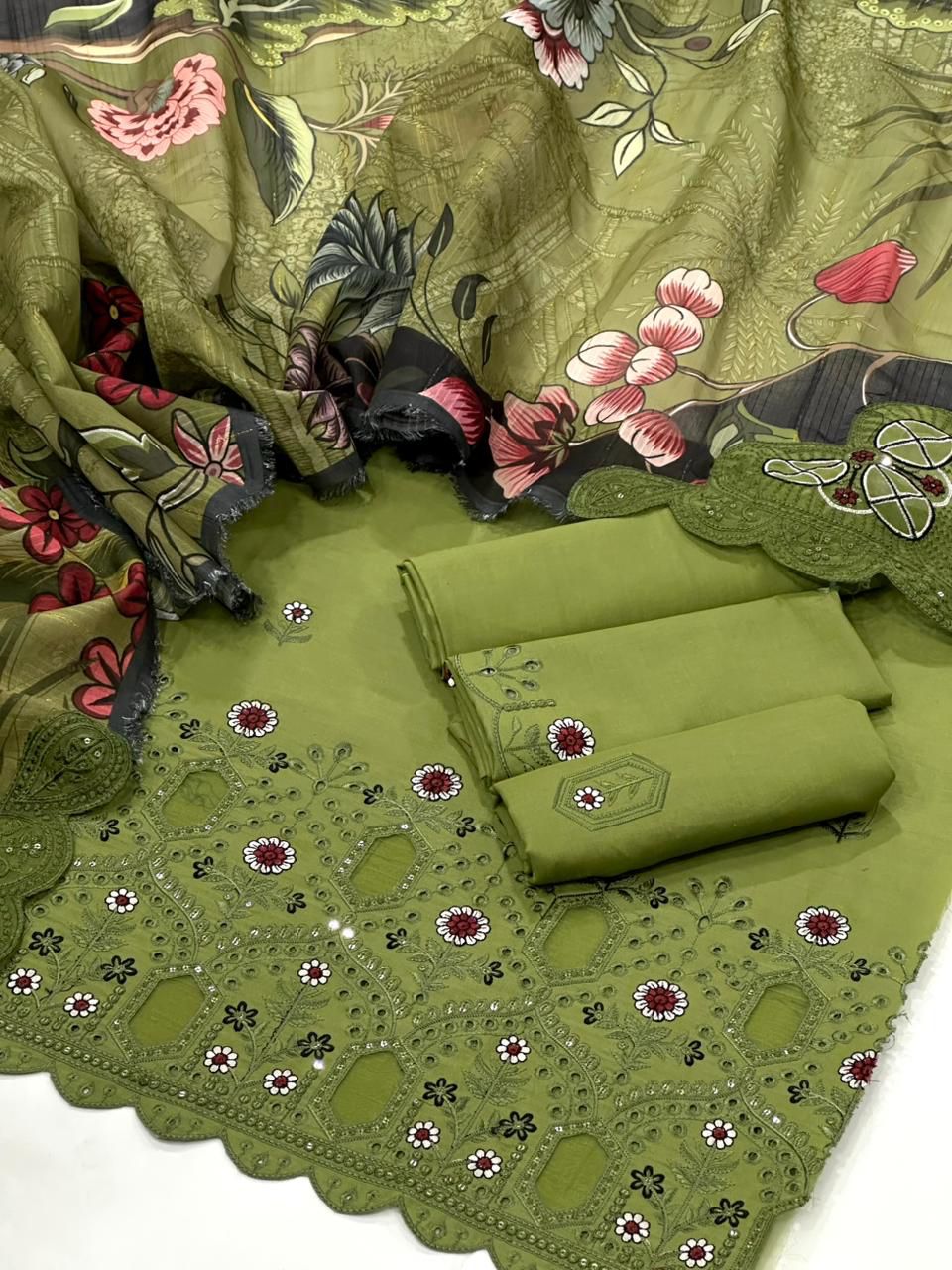 Chicken kari Daman with sleeves& Fancy Motive Duppata